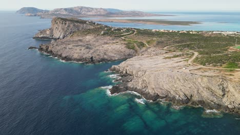 Costa-Rocosa-En-El-Parque-Nacional-De-La-Pelosa-Y-Asinara,-Cerdeña---4k-Aéreo-Dando-Vueltas