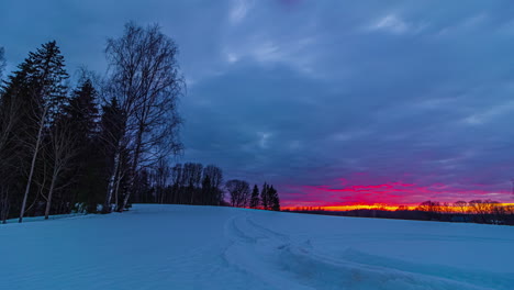 Zeitrafferaufnahme-Des-Goldenen-Sonnenaufgangs-Am-Horizont-Während-Dichter-Wolken-Am-Himmel-Im-Winter-Am-Morgen