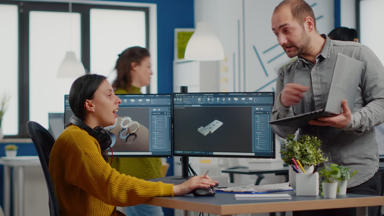 diseñador industrial discutiendo con la ingeniera mujer mirando la pc