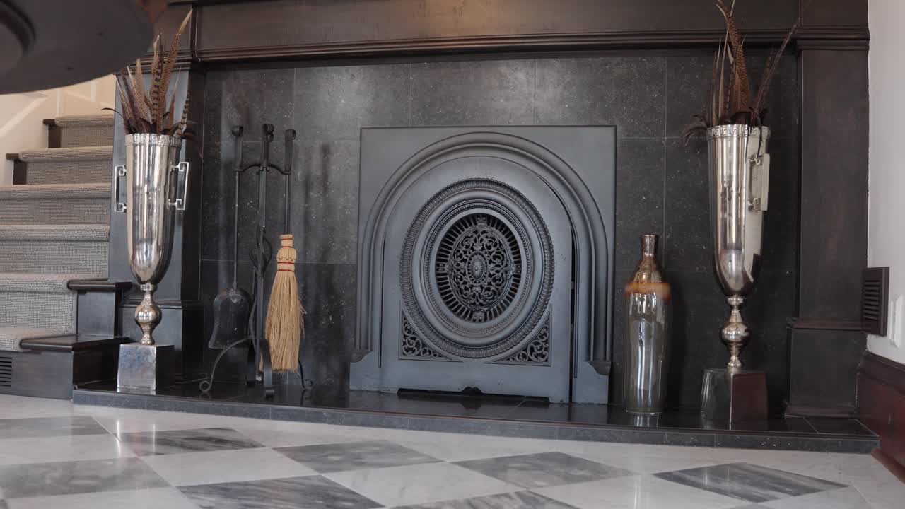 chimenea de estilo antiguo en la entrada una casa de lujo moderna