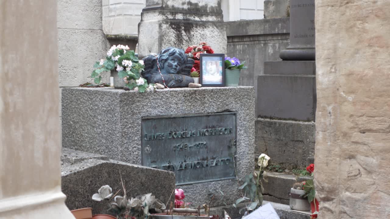 la lápida de jim morrison en el cementerio de pere lachaise en parís