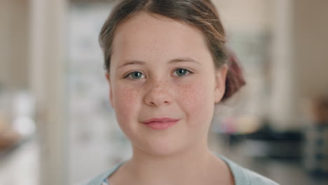 Retrato-Hermosa-Niña-Feliz-Con-Lindas-Pecas-Niño-Sonriente-Mirando-La-Cámara-Disfrutando-De-La-Felicidad-Infantil