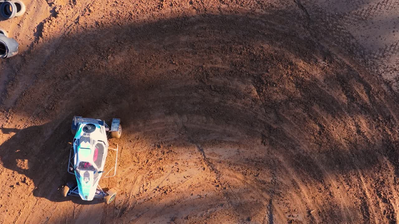 Drifting incrociato su pista da corsa polverosa - ripresa aerea