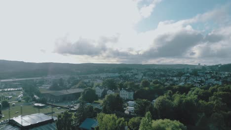 Kinoblick-Auf-Die-Stadt-Bei-Sonnenuntergang