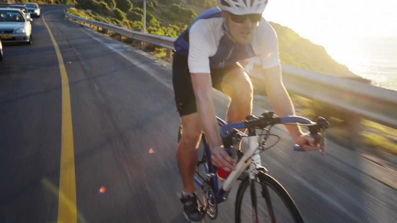 close up uomo in bicicletta su strada bicicletta all'aperto fitness steadicam shot