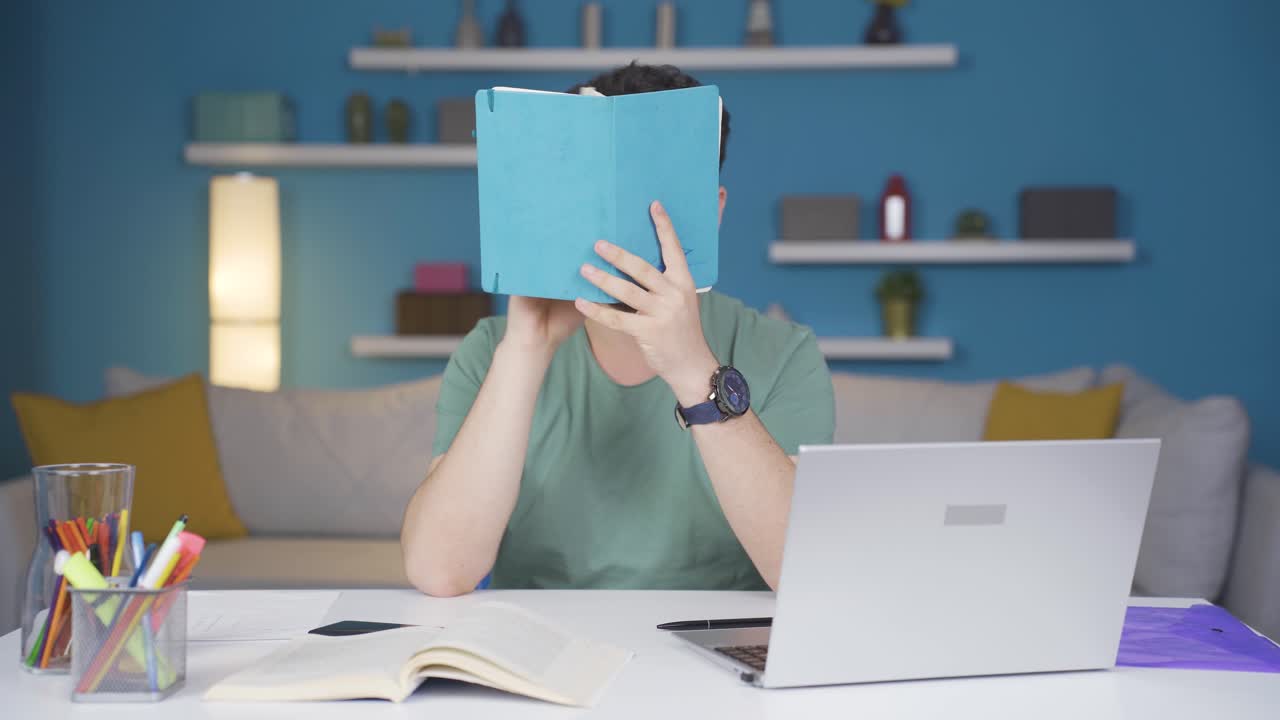 es un estudiante divertido y alegre.