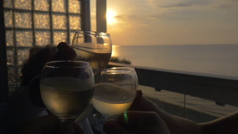 La-Gente-Chocando-Vasos-En-La-Terraza-Al-Aire-Libre-Al-Atardecer