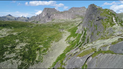 Reise-Zum-Schlafenden-Sayan-Felsen