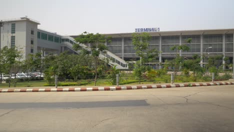 Terminal-1-Del-Aeropuerto-Internacional-De-Yangon-Afuera