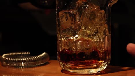secuencia de verter whisky en un vaso