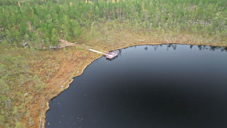 Muelle-Flotante-En-El-Lago-Con-Aguas-Tranquilas-En-Medio-Del-Bosque-Durante-El-Otoño-En-Suecia