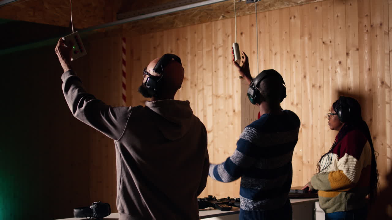 사격 갤러리에서 사람들이 소총 훈련, 날카로운 기술