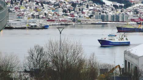 barcos navegando en un lago en invierno en la ciudad norteña urbana de tromso noruega