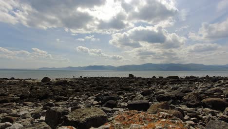 Bunte-Felsige-Boulder-Strand-Zeitraffer-Berglandschaft-Schnell-Inspirierende-Wolken-Ziehen-Vorbei