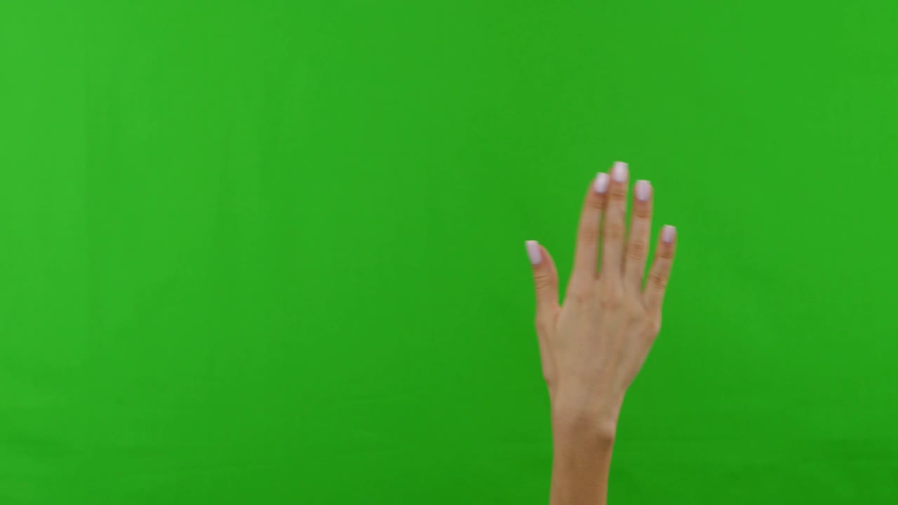 gestos femeninos de desplazamiento, clic y deslizamiento de la mano en la pantalla táctil