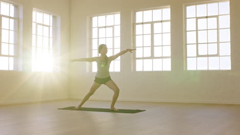 Gesunde-Yoga-Frau-Praktiziert-Kriegerpose-Und-Genießt-Den-Fitness-Lebensstil-Beim-Training-Im-Trainingsstudio,-Stretching-Training-Auf-Der-Trainingsmatte-Bei-Sonnenaufgang