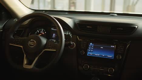 primer plano de un tablero de instrumentos de un coche moderno
