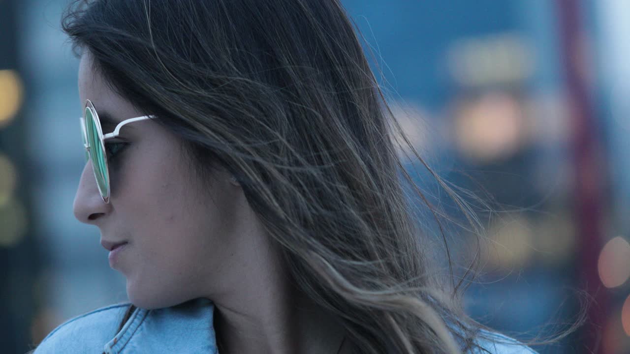 저녁에 밤에 큰 둥근 선글라스를 입은 소녀 포즈