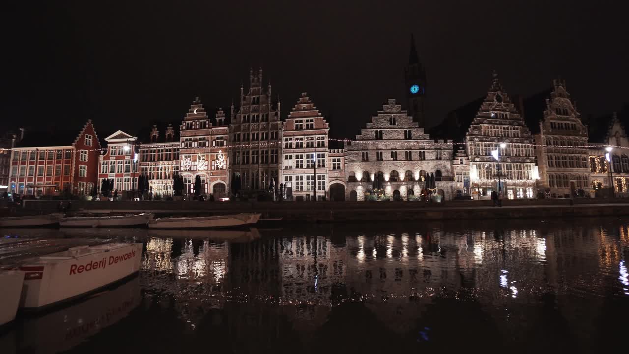 casas mercantes medievales en graslei en la orilla del río leie en el centro histórico de la ciudad de gante, bélgica en la noche