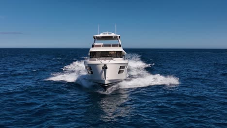 yate de lujo filmado conduciendo en el mar en cámara lenta frente primero por dron
