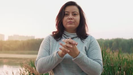 mujer haciendo ejercicios de calentamiento