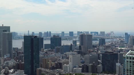 Die-Luftaufnahme-Des-Meeres-Und-Der-Brücke-In-Tokio