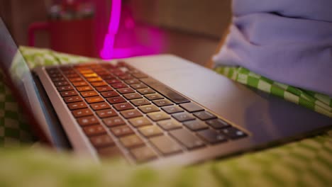 mujer trabajando en la computadora portátil en casa