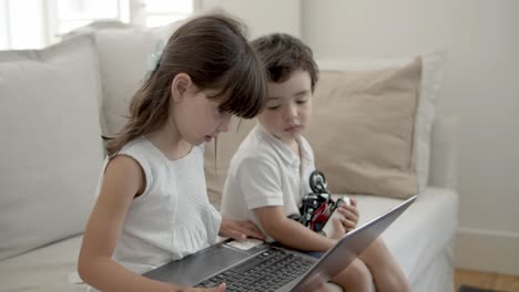 Children-watching-movie-on-pc-at-home