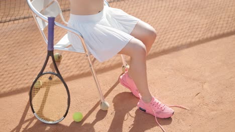 una mujer joven practicando tenis en una cancha al aire libre con un entrenador. el entrenador proporciona orientación a medida que la jugadora trabaja en su técnica, perfeccionando sus golpes en una sesión de entrenamiento atlético.
