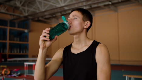 joven bebiendo agua