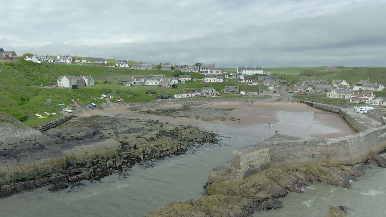 una vista aérea del pueblo de collieston desde el mar en un día nublado