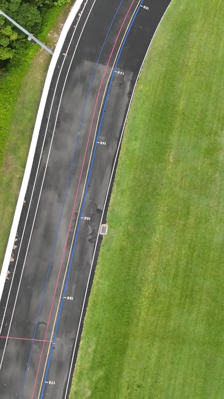 ciclistas compitiendo en una pista curva