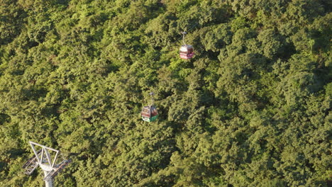 Luftaufnahme-Der-Gondeln-Auf-Der-Seilbahn-über-Dem-Bergwald