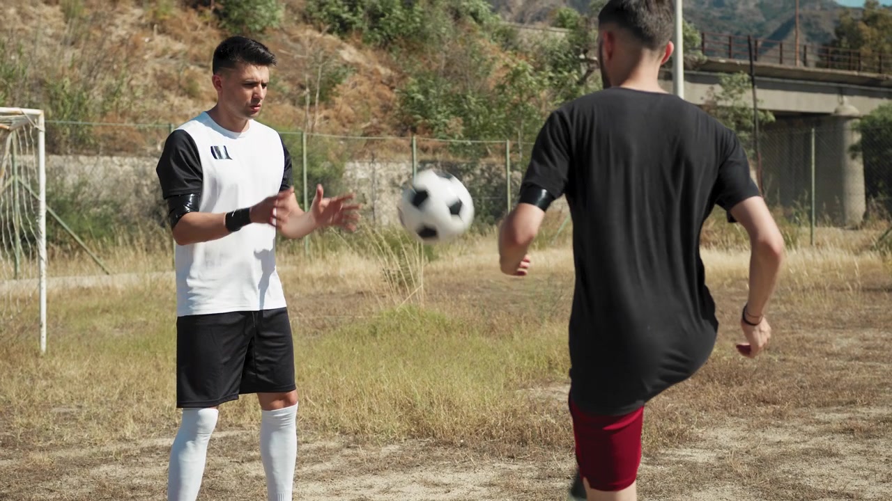 Pemain Mengoper Bola Kepada Rekan Setimnya Dengan Tangan Untuk Latihan.