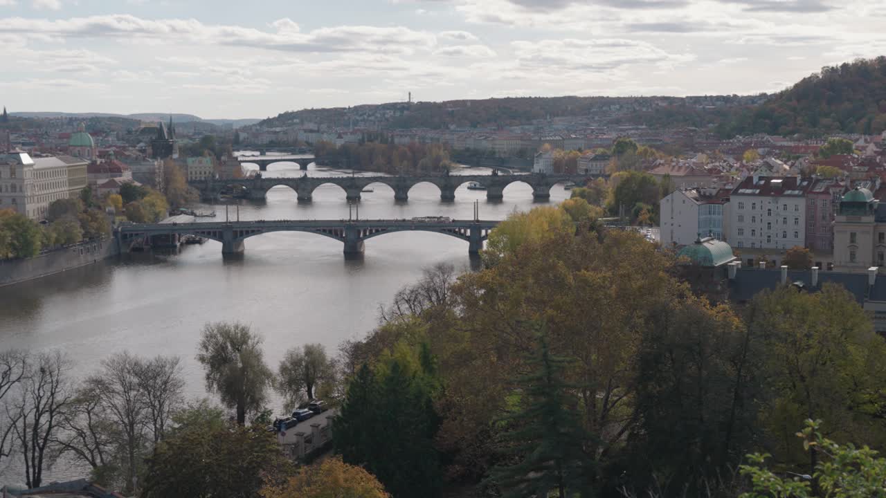 Paesaggio urbano di Praga con ponti sul fiume Moldava