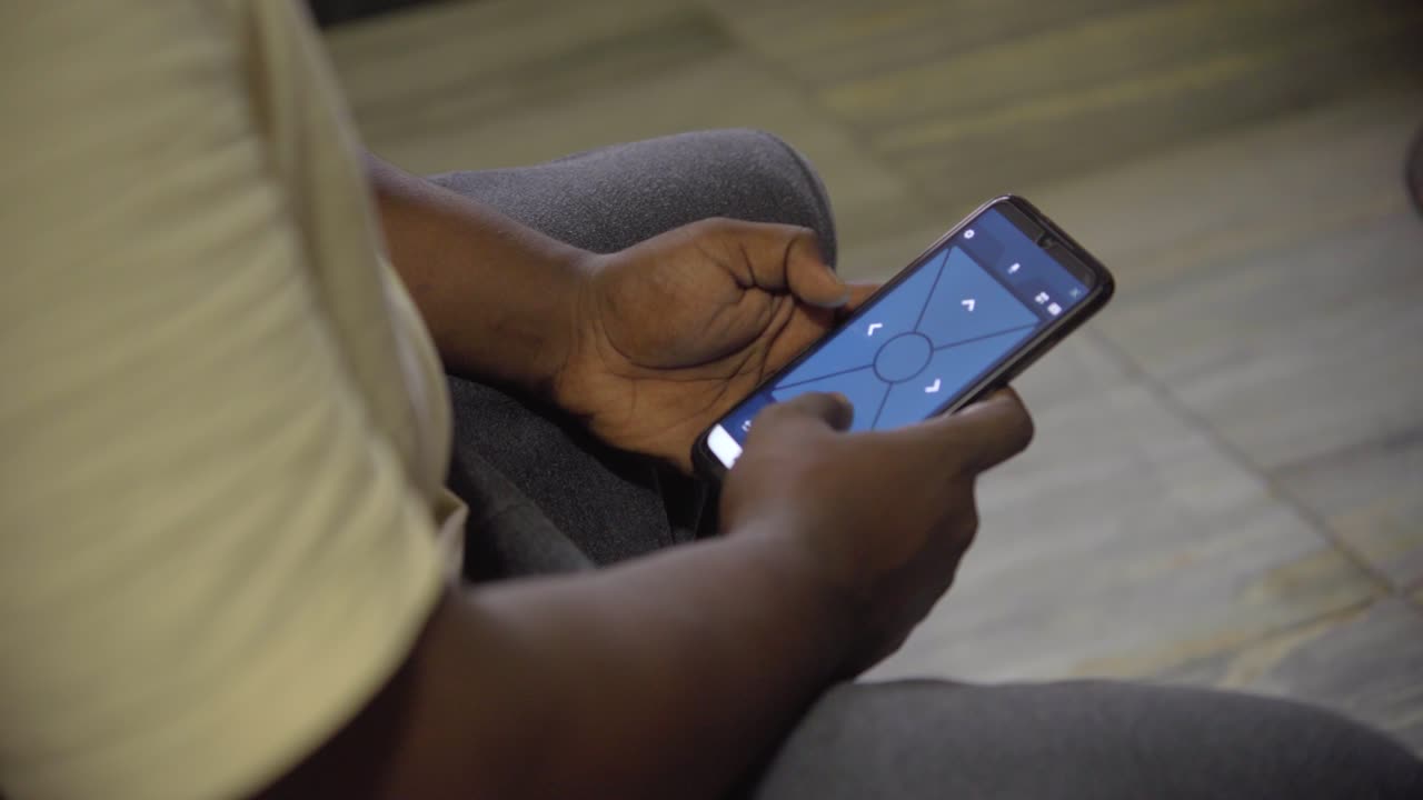 hombre que usa la aplicación remota de asientos móviles firetv