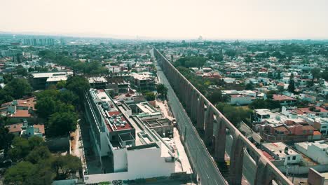 Landungsansicht-Der-Arcos-De-Queretaro-Von-Einem-Ende-Des-Bauwerks-Aus-Gesehen