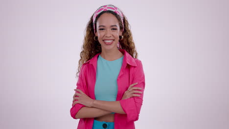 feliz, mujer y propietaria de un negocio con los brazos cruzados