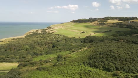 tomada aérea de la costa de north yorkshire con el hotel ravenscar en la distancia