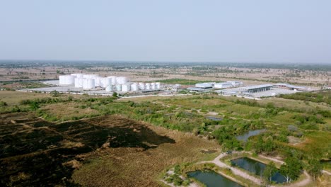 vista aérea de drones de la terminal de almacenamiento de productos derivados del petróleo