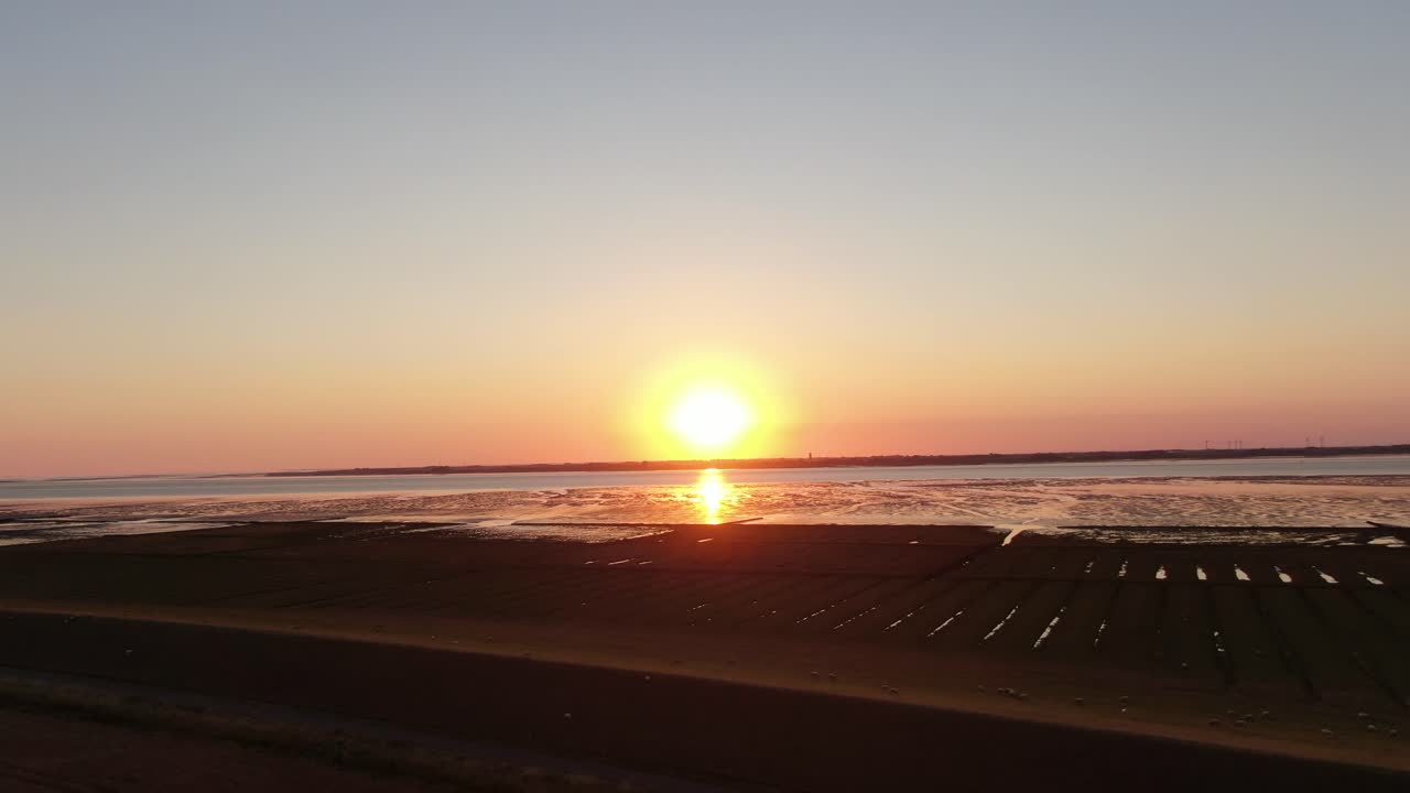 husum 근처 독일 북해의 제방과 갯벌 위의 멋진 주황색 일몰