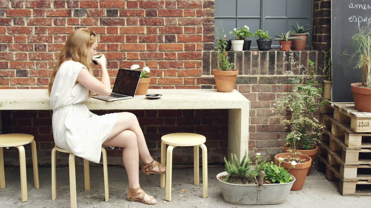 hermosa mujer bebiendo café trabajando en una cafetería