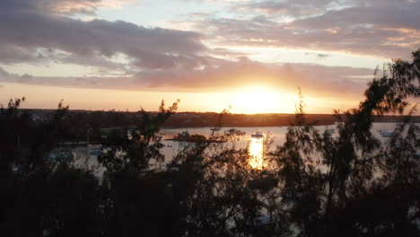 Toma-Aérea-Cinematográfica-Reveladora-De-Grand-Baie-Al-Atardecer