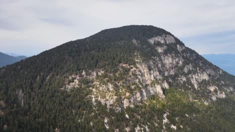 一架无人机在意大利阿尔卑斯山的一座山上拍摄