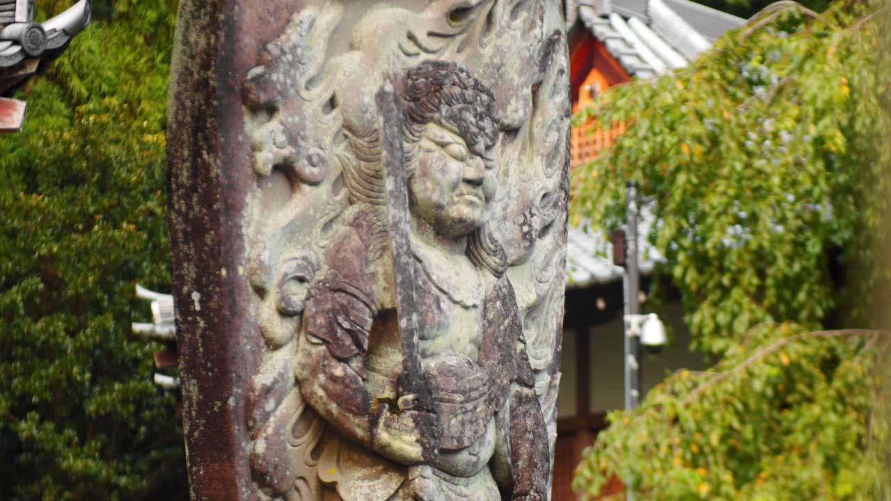 diapositiva, tiro, de, un, viejo, estatua de piedra, en, kyoto, japón, 4k, cámara lenta, primer plano