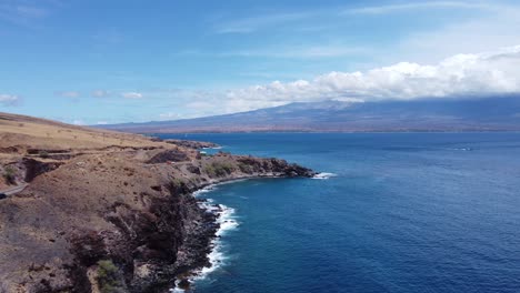 Toma-Aérea-De-La-Costa-En-Hawaii-Con-Un-Hermoso-Fondo