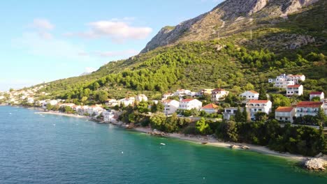 paisaje idílico de la aldea de brist en el sur de dalmacia, croacia - toma aérea de un dron