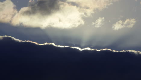 Lapso-De-Tiempo-De-Oscuras-Nubes-De-Lluvia-Que-Oscurecen-El-Sol-Con-Un-Revestimiento-Plateado,-Islas-Canarias,-España