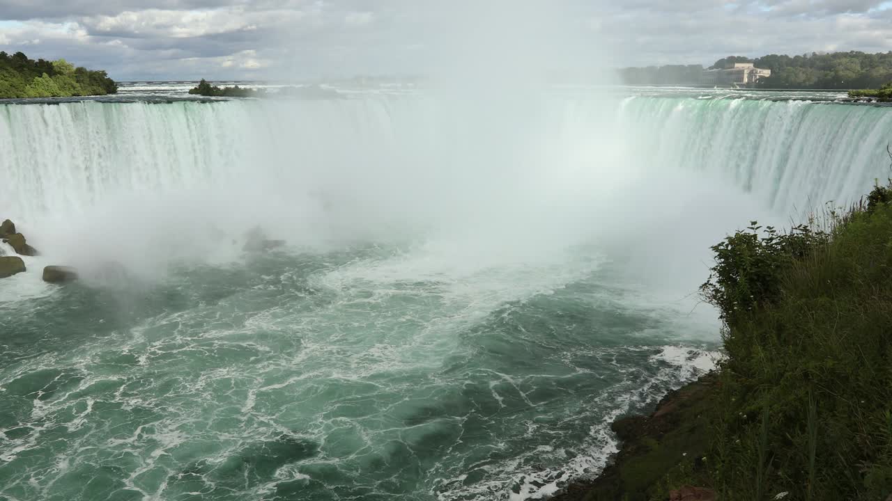 las aguas dulces se estrellan sobre las cataratas del niágara, ontario, canadá