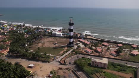 Vídeo-Cinematográfico-De-Un-Faro,-Rocas-Marinas-Y-Playa